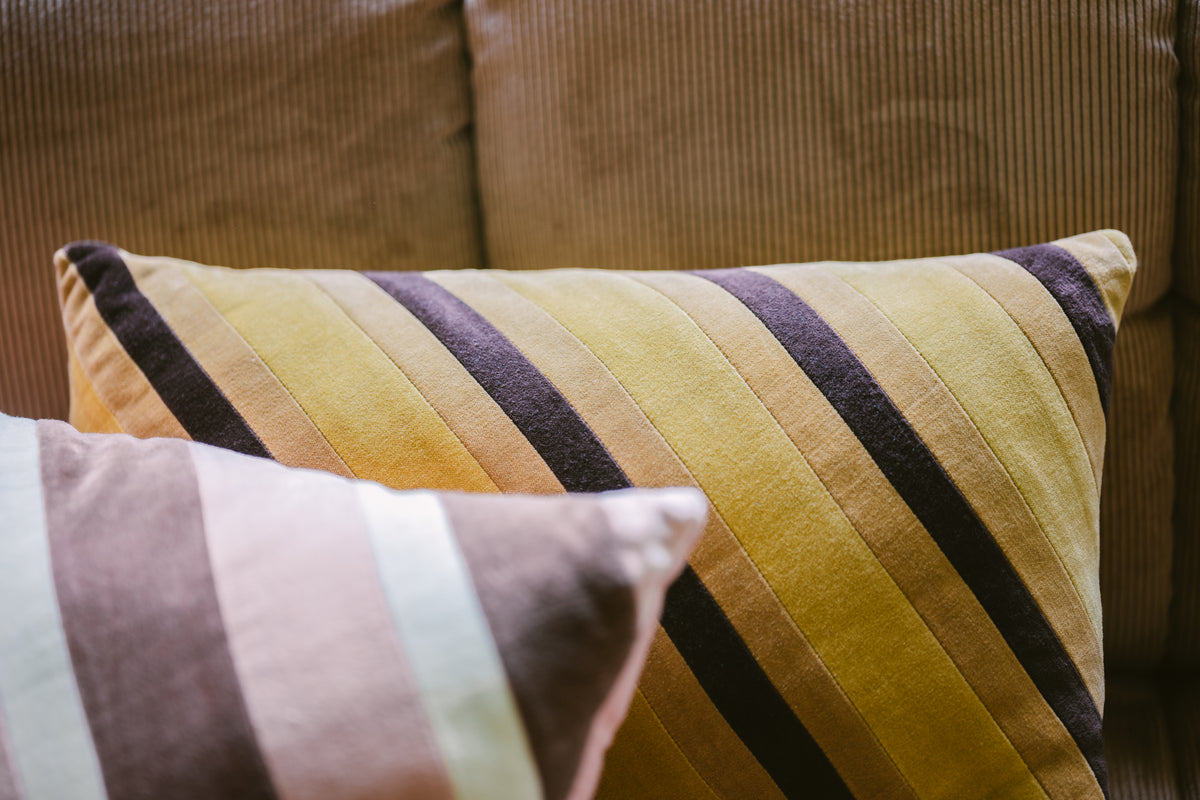 Aksamitna poduszka w paski HKliving Striped Velvet Honey – 50x30 cm
